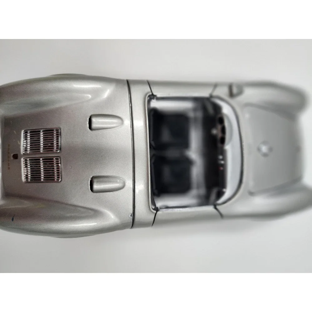Maisto Porsche 550 A Spyder Silver Diecast Model Car 1/18 Scale 12040